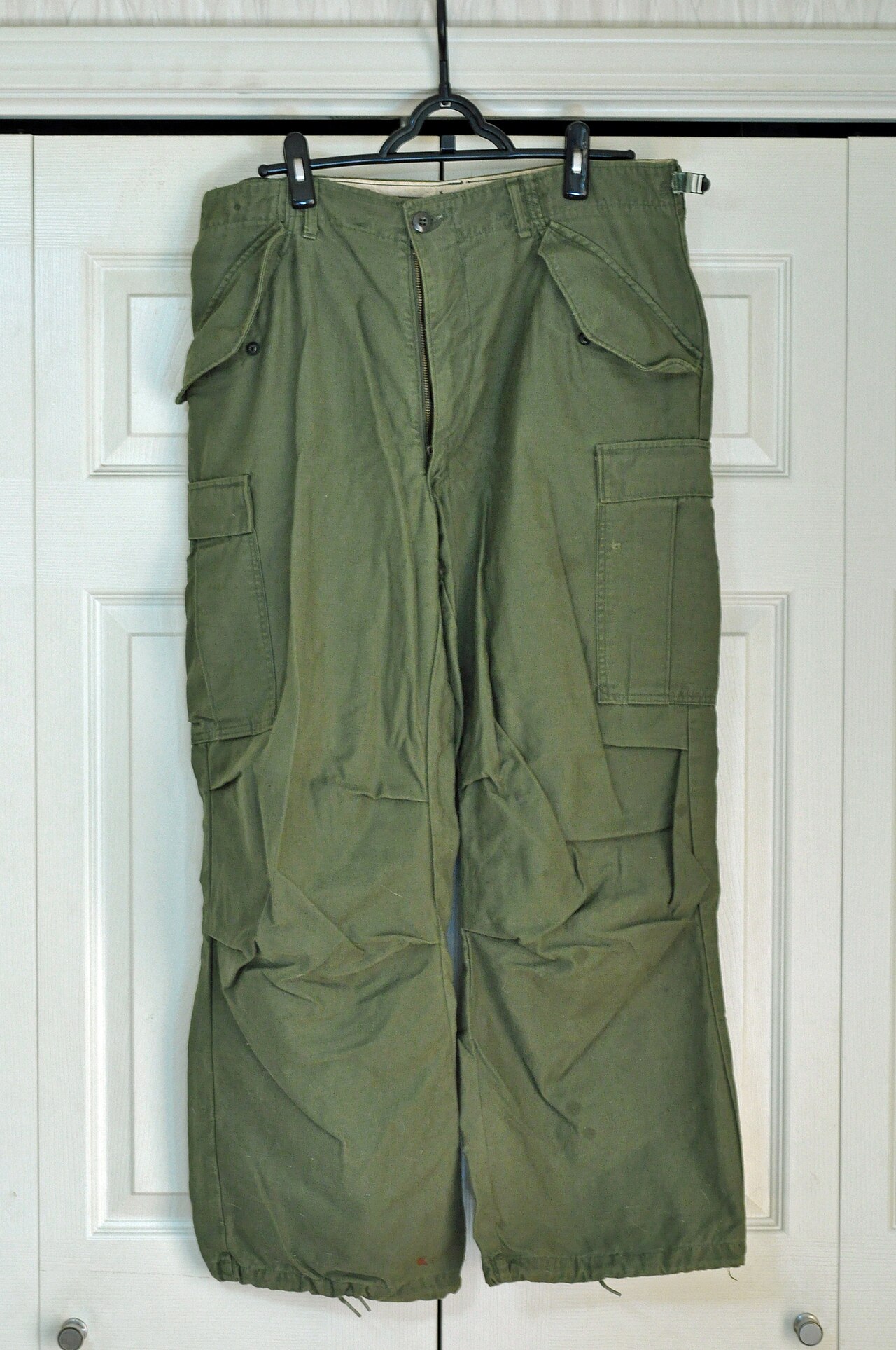 Pantaloni tactici outdoor – imagine cu titlu de prezentare